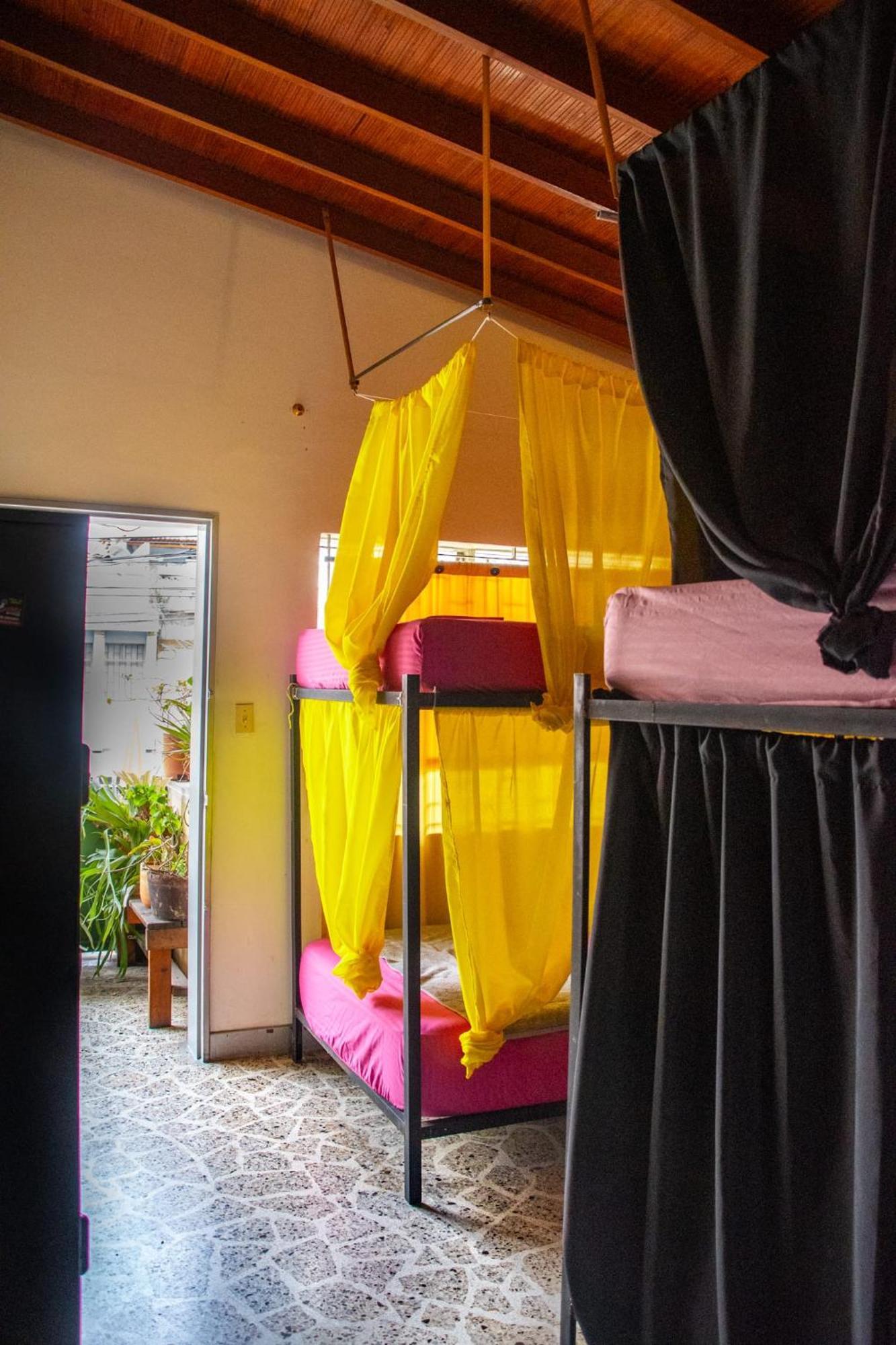 Casa Almarita - Hostal, Bar Y Restaurante Медельин Экстерьер фото